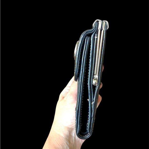 Vintage Dooney and Bourke Wallet with Kiss Lock Closure - Picture 5 of 9